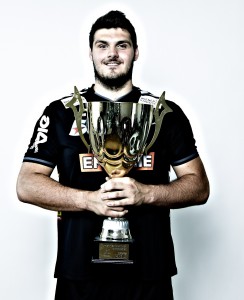 Tobias Wagner_mit Cup-Pokal 2015_Foto MONIKA SAULICH