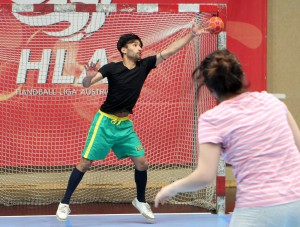 Handball, Fivers Training mit Fluechtlingskindern, -Jugendlichen