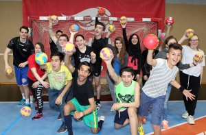 Handball, Fivers Training mit Fluechtlingskindern, -Jugendlichen