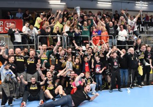 ÖHB-Cupsieger 2016_Mannschaft mit Fans und Pokal_Foto FIVERS HANDBALL-Jonas