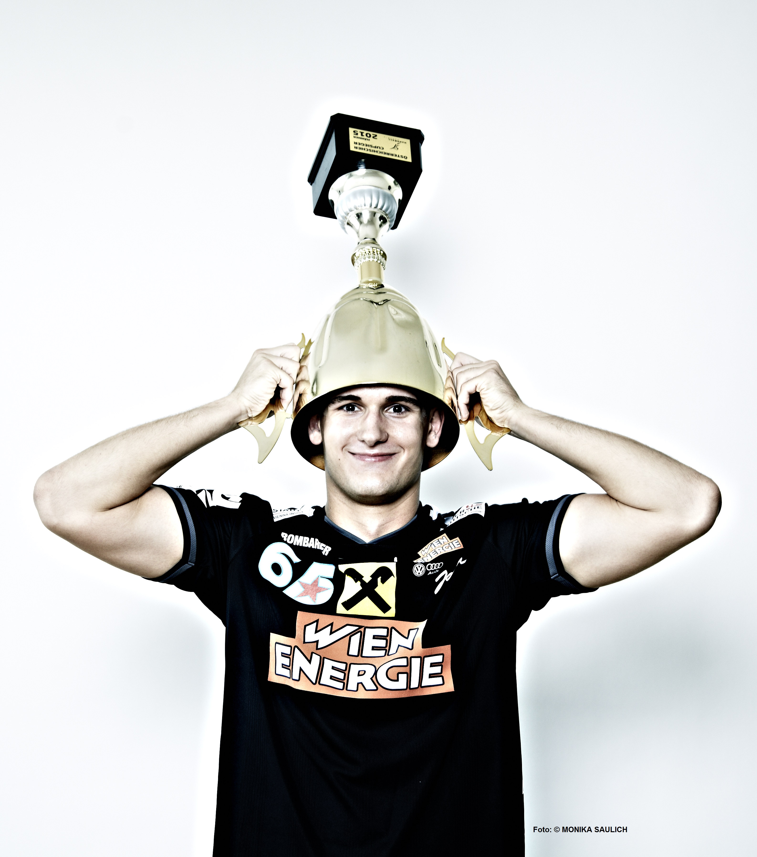 Portraitfoto Nikola Aljetic mit Pokal_Foto MONIKA SAULICH